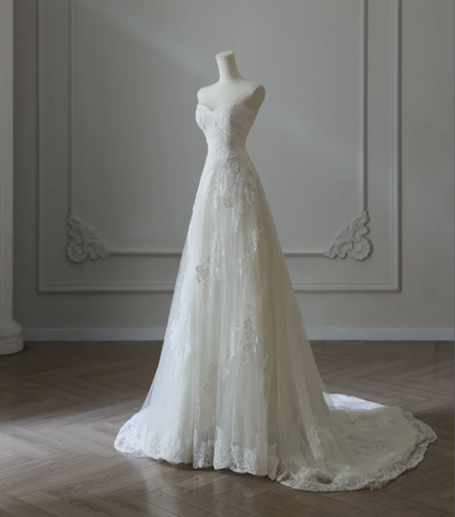 Elegantes weißes trägerloses Hochzeitskleid aus Spitze und Tüll in A-Linie P2563