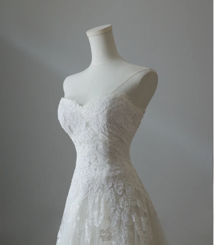 Elegantes weißes trägerloses Hochzeitskleid aus Spitze und Tüll in A-Linie P2563
