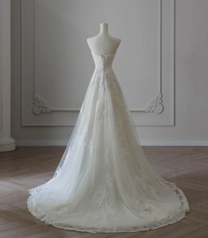 Elegantes weißes trägerloses Hochzeitskleid aus Spitze und Tüll in A-Linie P2563