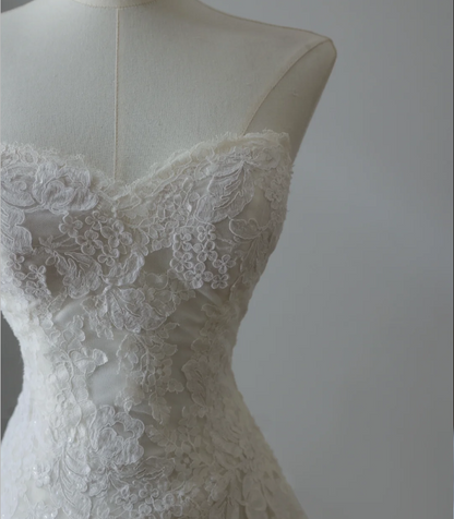 Elegantes weißes trägerloses Hochzeitskleid aus Spitze und Tüll in A-Linie P2563