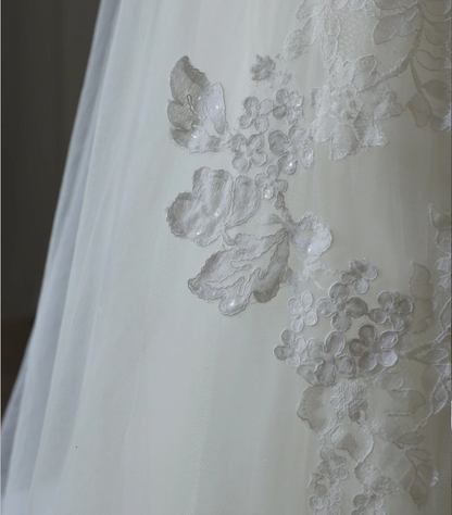 Elegantes weißes trägerloses Hochzeitskleid aus Spitze und Tüll in A-Linie P2563