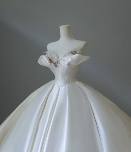 Elegantes und schlichtes, schulterfreies A-Linien-Brautkleid aus Satin, bodenlang P2575