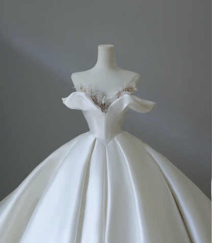 Elegantes und schlichtes, schulterfreies A-Linien-Brautkleid aus Satin, bodenlang P2575