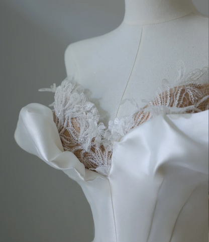 Elegantes und schlichtes, schulterfreies A-Linien-Brautkleid aus Satin, bodenlang P2575