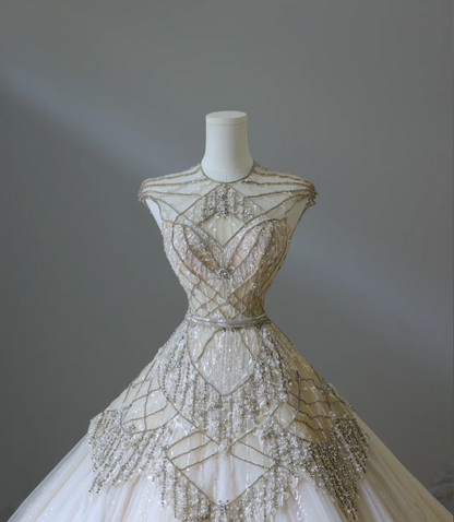 Luxuriöses Champagner Ärmelloses Perlen Strass A-Linien Bodenlanges Tüll Hochzeitskleid P2576