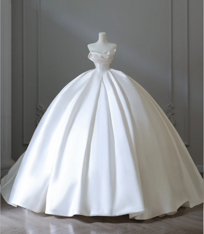 Minimalistisches trägerloses elegantes bodenlanges Satinkleid P2577