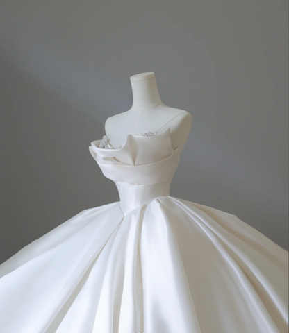 Minimalistisches trägerloses elegantes bodenlanges Satinkleid P2577