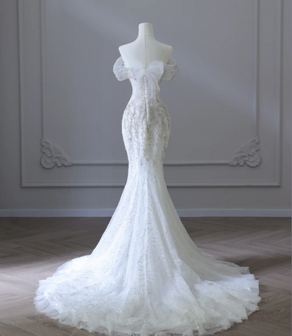 Sanftes Ein-Schulter-Hochzeitskleid mit glänzendem Perlenbesatz und Meerjungfrauen-Tüll P2586