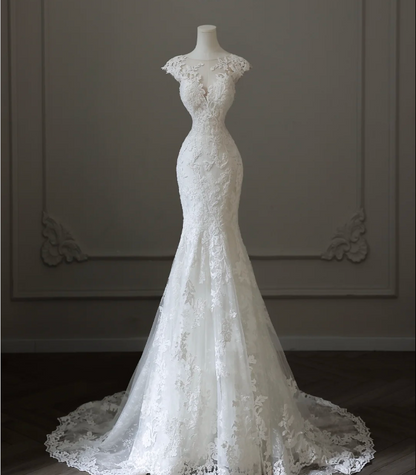 Elegantes ärmelloses Meerjungfrauen-Brautkleid aus weißer Spitze mit Rundhalsausschnitt und Tüll P2590