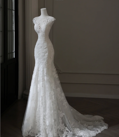 Elegantes ärmelloses Meerjungfrauen-Brautkleid aus weißer Spitze mit Rundhalsausschnitt und Tüll P2590