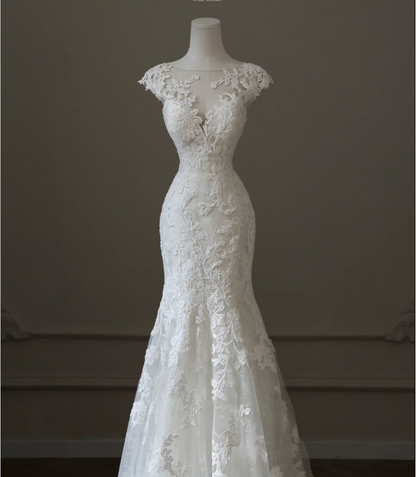 Elegantes ärmelloses Meerjungfrauen-Brautkleid aus weißer Spitze mit Rundhalsausschnitt und Tüll P2590