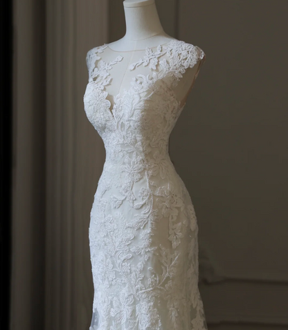 Elegantes ärmelloses Meerjungfrauen-Brautkleid aus weißer Spitze mit Rundhalsausschnitt und Tüll P2590