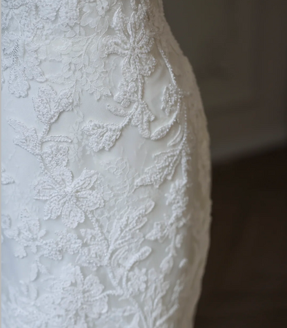 Elegantes ärmelloses Meerjungfrauen-Brautkleid aus weißer Spitze mit Rundhalsausschnitt und Tüll P2590