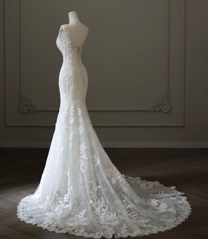 Elegantes ärmelloses Meerjungfrauen-Brautkleid aus weißer Spitze mit Rundhalsausschnitt und Tüll P2590