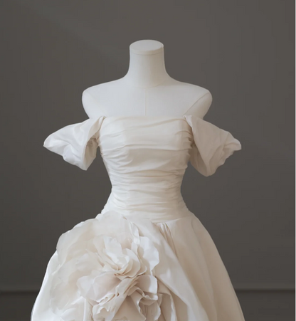 Élégante robe de mariée longue fendue aux épaules, ornée de roses 3D P2594