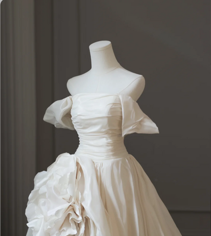 Élégante robe de mariée longue fendue aux épaules, ornée de roses 3D P2594