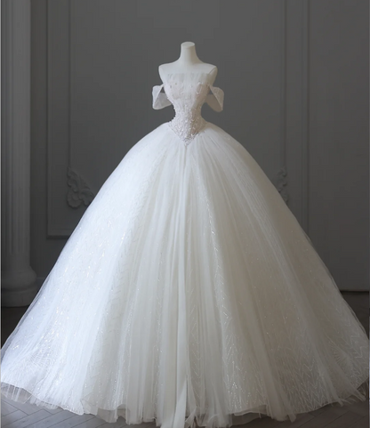 Elegantes weißes schulterfreies A-Linien-Hochzeitskleid aus Tüll mit Perlenstickerei in Bodenlänge P2596