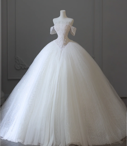 Elegantes weißes schulterfreies A-Linien-Hochzeitskleid aus Tüll mit Perlenstickerei in Bodenlänge P2596