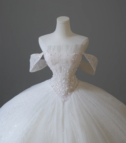 Elegantes weißes schulterfreies A-Linien-Hochzeitskleid aus Tüll mit Perlenstickerei in Bodenlänge P2596