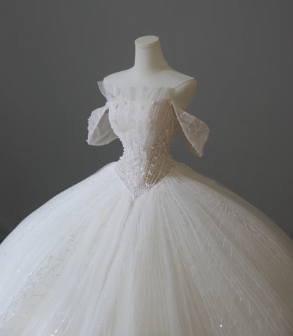 Elegantes weißes schulterfreies A-Linien-Hochzeitskleid aus Tüll mit Perlenstickerei in Bodenlänge P2596