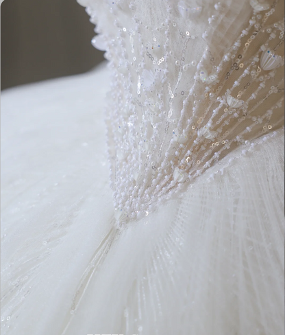 Elegantes weißes schulterfreies A-Linien-Hochzeitskleid aus Tüll mit Perlenstickerei in Bodenlänge P2596