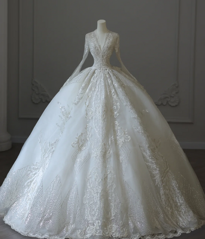 Robe de mariée vintage en tulle à col en V, manches longues en dentelle, coupe trapèze et longueur ras du sol P2597
