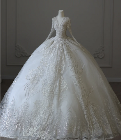 Robe de mariée vintage en tulle à col en V, manches longues en dentelle, coupe trapèze et longueur ras du sol P2597