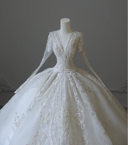 Robe de mariée vintage en tulle à col en V, manches longues en dentelle, coupe trapèze et longueur ras du sol P2597