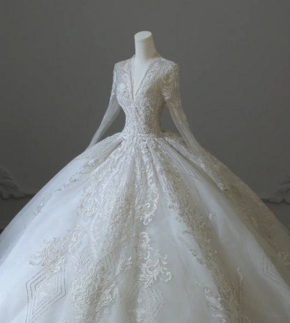 Robe de mariée vintage en tulle à col en V, manches longues en dentelle, coupe trapèze et longueur ras du sol P2597