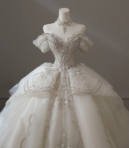 Luxuriöses französisches Hof-Retro schulterfreies, perlenbesetztes Tüll-bodenlanges Hochzeitskleid P2598