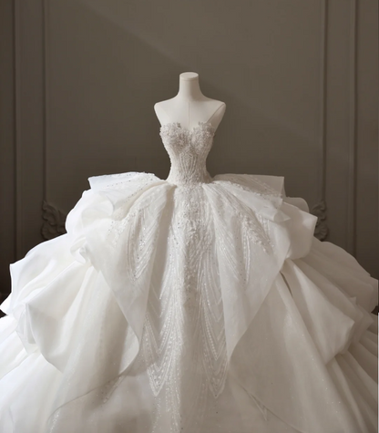 Hoch tailliertes, trägerloses, mehrlagiges A-Linien-Brautkleid in Bodenlänge aus Spitze P2599