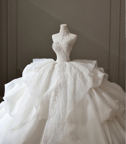 Hoch tailliertes, trägerloses, mehrlagiges A-Linien-Brautkleid in Bodenlänge aus Spitze P2599