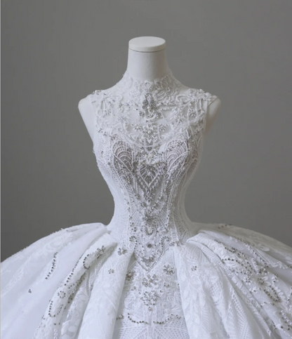 Robe de mariée vintage en dentelle sans manches avec col montant et perles P2601
