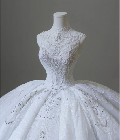 Robe de mariée vintage en dentelle sans manches avec col montant et perles P2601