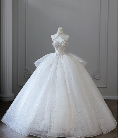 Verträumtes Prinzessinnen-Brautkleid P2602 mit Schmetterling auf der Brust und glänzendem Tüll in A-Linie