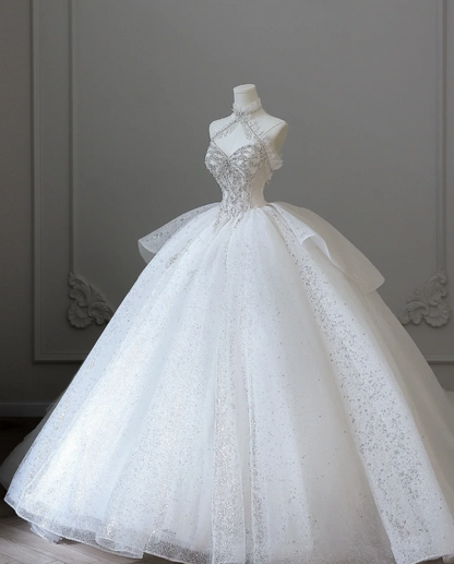 Verträumtes Prinzessinnen-Brautkleid P2602 mit Schmetterling auf der Brust und glänzendem Tüll in A-Linie