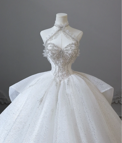 Verträumtes Prinzessinnen-Brautkleid P2602 mit Schmetterling auf der Brust und glänzendem Tüll in A-Linie