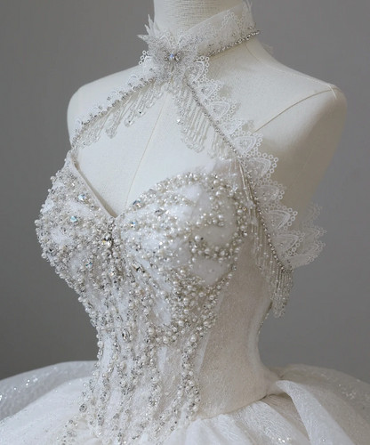 Verträumtes Prinzessinnen-Brautkleid P2602 mit Schmetterling auf der Brust und glänzendem Tüll in A-Linie
