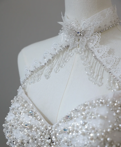 Verträumtes Prinzessinnen-Brautkleid P2602 mit Schmetterling auf der Brust und glänzendem Tüll in A-Linie
