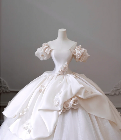Elegantes Satin-Brautkleid P2603 mit 3D-Blumen, schulterfrei, aus Tüll, bodenlang