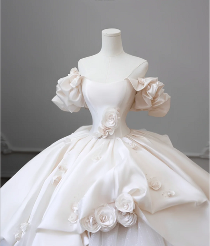 Elegantes Satin-Brautkleid P2603 mit 3D-Blumen, schulterfrei, aus Tüll, bodenlang