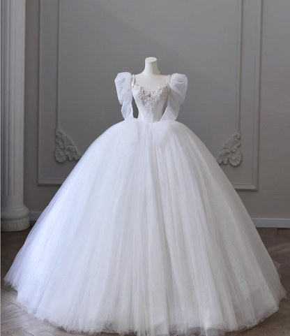 Robe de mariée vintage en tulle à manches longues, col rond et coupe évasée, longueur ras du sol P2604