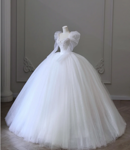 Robe de mariée vintage en tulle à manches longues, col rond et coupe évasée, longueur ras du sol P2604