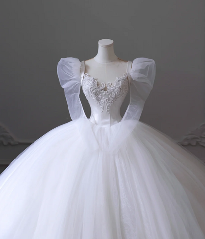 Robe de mariée vintage en tulle à manches longues, col rond et coupe évasée, longueur ras du sol P2604