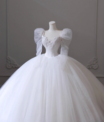 Robe de mariée vintage en tulle à manches longues, col rond et coupe évasée, longueur ras du sol P2604