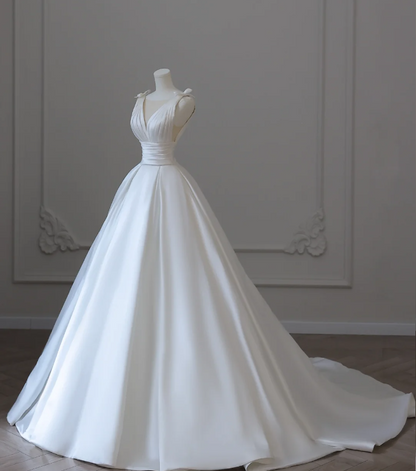 Schlichtes weißes ärmelloses Hochzeitskleid aus Satin mit V-Ausschnitt und A-Linie P2612