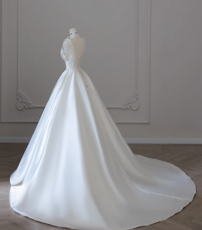 Schlichtes weißes ärmelloses Hochzeitskleid aus Satin mit V-Ausschnitt und A-Linie P2612