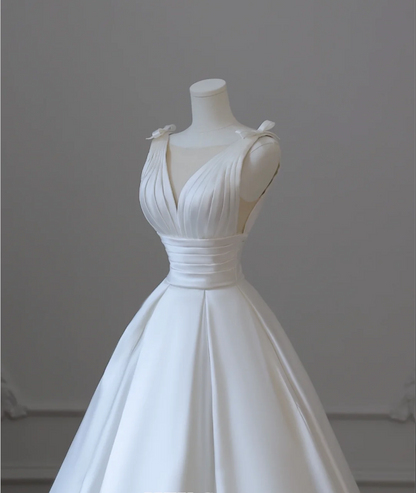 Schlichtes weißes ärmelloses Hochzeitskleid aus Satin mit V-Ausschnitt und A-Linie P2612