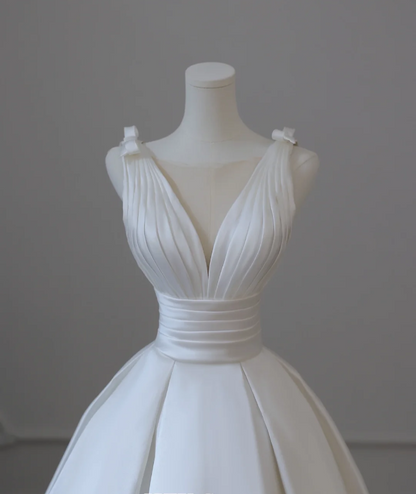 Schlichtes weißes ärmelloses Hochzeitskleid aus Satin mit V-Ausschnitt und A-Linie P2612