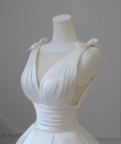 Schlichtes weißes ärmelloses Hochzeitskleid aus Satin mit V-Ausschnitt und A-Linie P2612